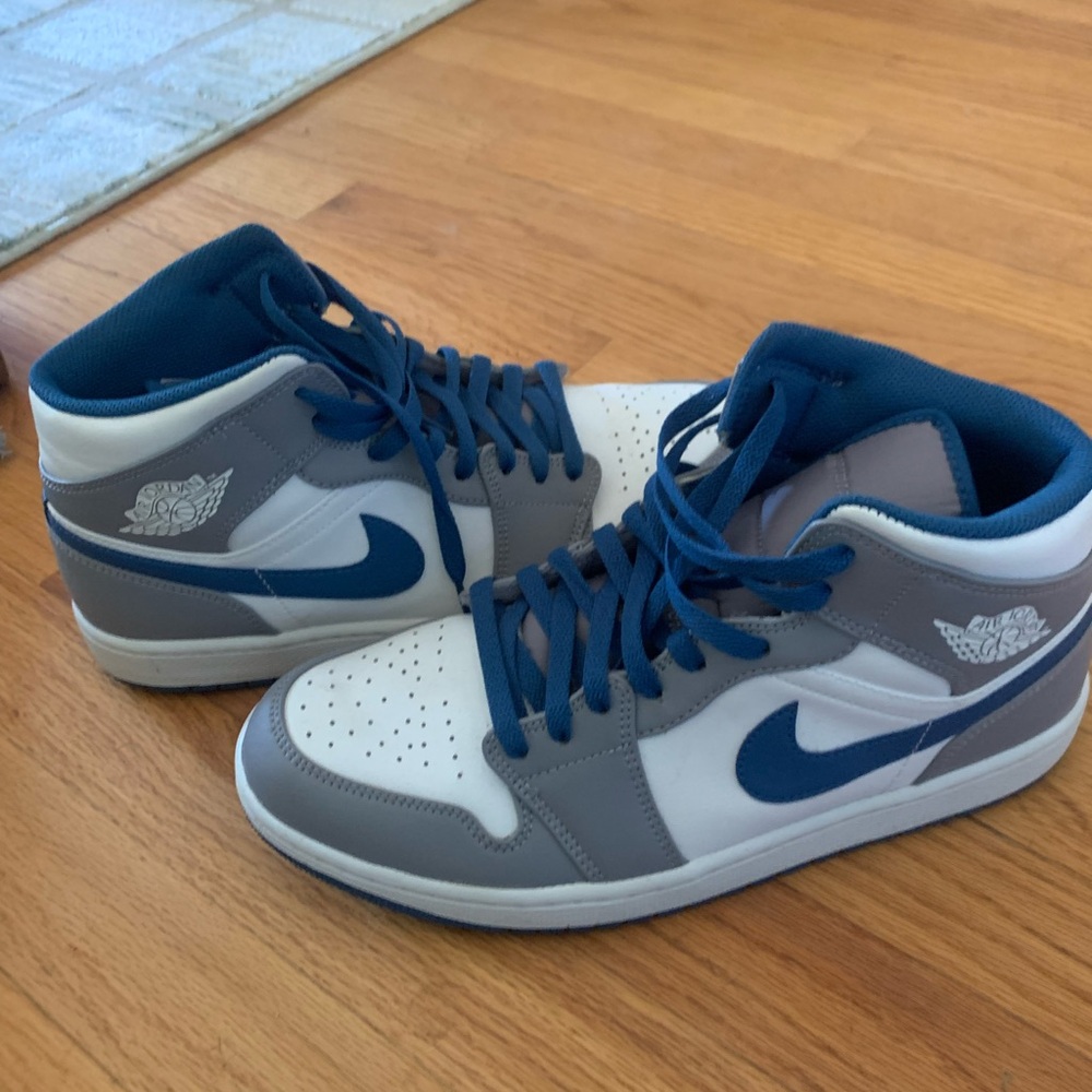 Jordan 1 Nike e Mid-Top Sneakers in White, Gray & Navy Blue